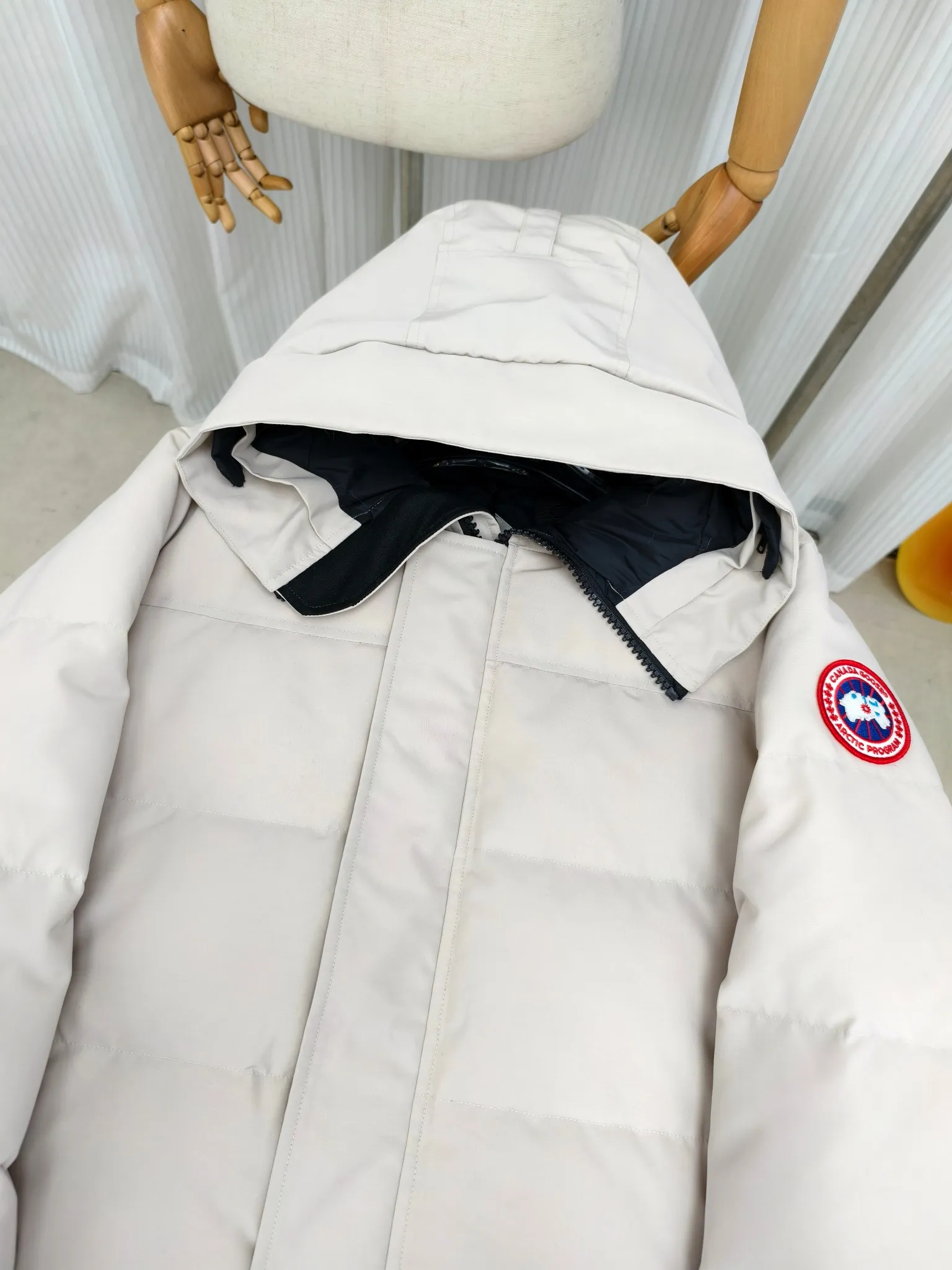 P700————2080M/New 17 models (higher version) Canada goose MacMillan parka. The MacMillan Parka features an innovative design with a streamlined hood detail, added shoulder straps and two additional interior pockets. This hip-length parka offers warmth and style with its quilted design and curved hem. Filled with extremely fluffy white duck down. The MacMillan Parka provides essential protection in all weathers. The adjustable down-connected hood improves warmth and protects against harsh weather. Rib knit cuffs tucked into the interior. The hood is equipped with a detachable zipper guard, and the hood trim can be replaced to create a personalized style and provide more protection (this jacket can be matched with wolf fur collar accessories, choose by yourself) ❤️The only version in the market Color: black red label black black label gray red label gray black label off-white red label navy red label Size: XS-2XL